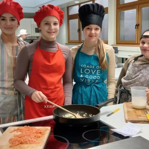 Schülerinnen beim Pastakochen