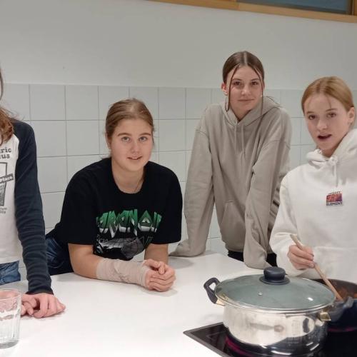 Schülerinnen beim Pastakochen